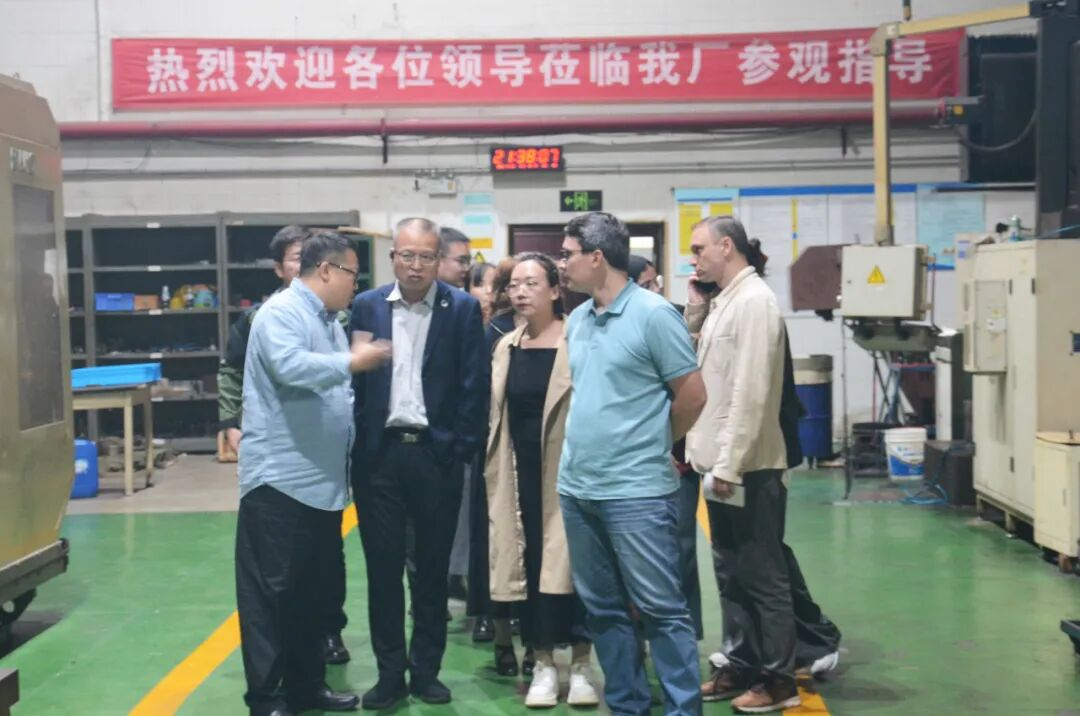 俄方人员参观科迅机械生产线