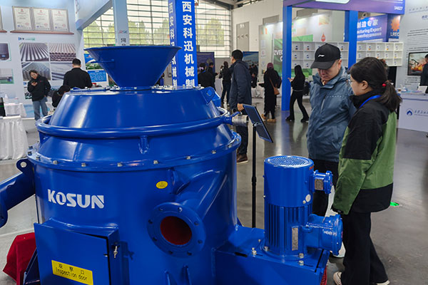 西安科迅机械展出的真空除气器设备正在吸引观众查看 西安科迅机械展出的真空除气器设备正在吸引观众查看