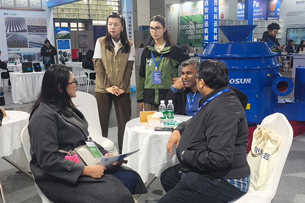 西安科迅机械展位上正在交谈的客户 西安科迅机械展位上正在交谈的客户