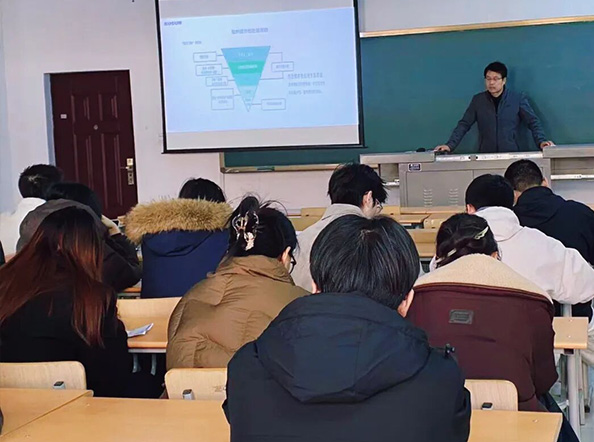 技术工程师李晓鹏正在讲解环保过程控制原理